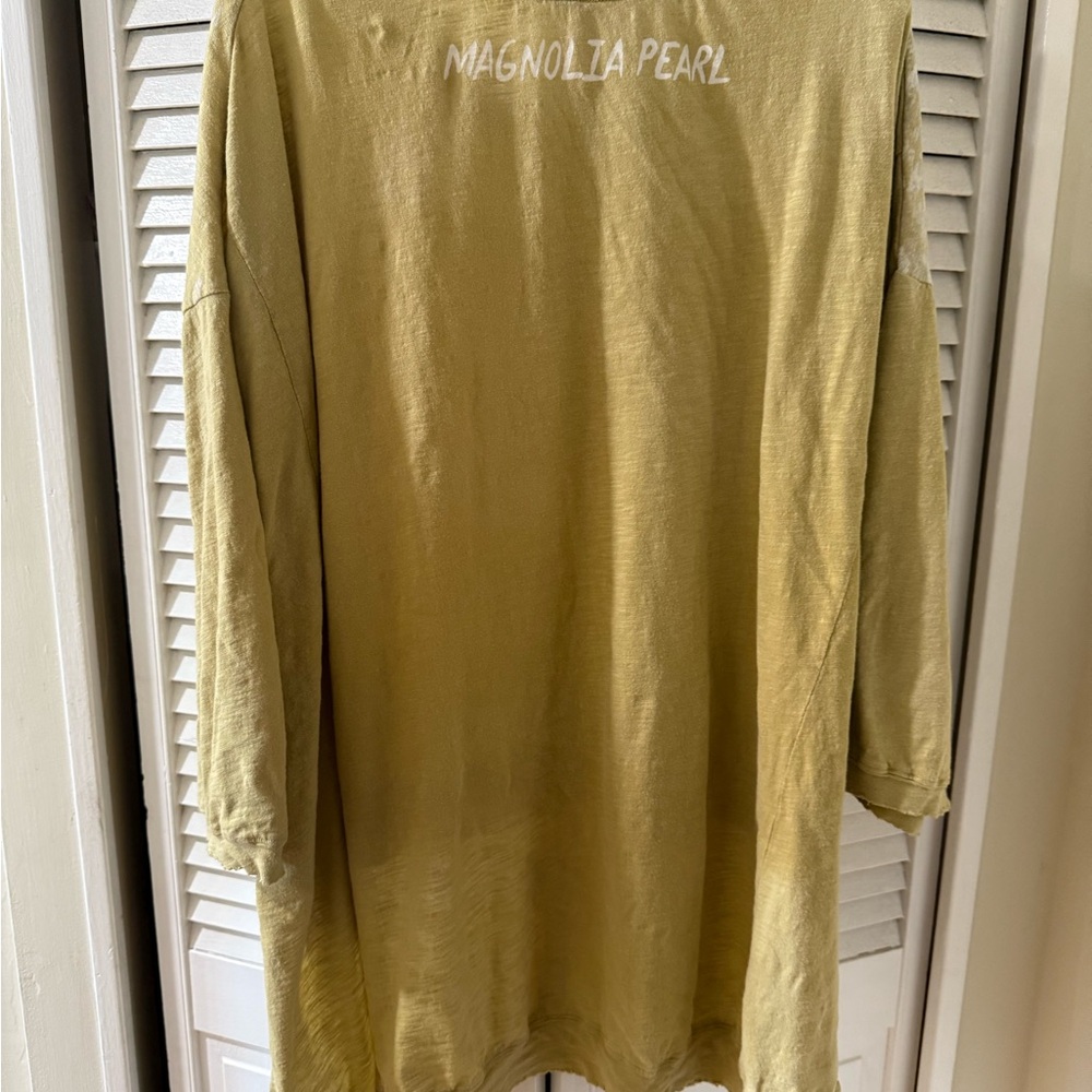 Boyfriend cut, graphic vintage look
Bust 48” across
Length 26”
Sleeve